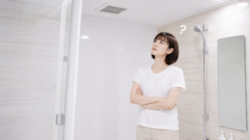 お風呂の換気扇を掃除したいが、どうやってやればいいのか悩む奥様