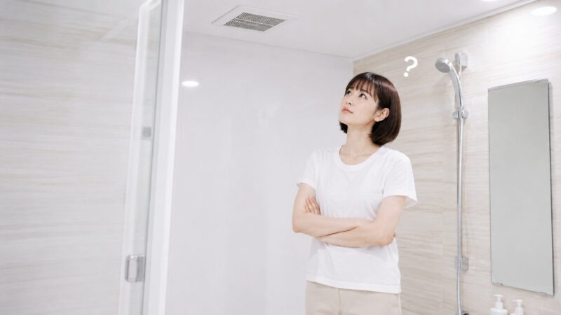 お風呂の換気扇を掃除したいが、どうやってやればいいのか悩む奥様